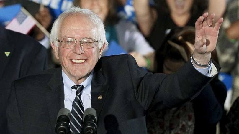 O democrata Bernie Sanders comemora após vencer a primária em New Hampshire