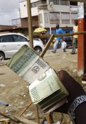 Preço do dólar nas ruas de Luanda está 15% mais barato do que no início do ano