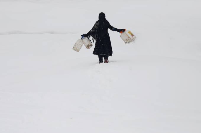 No Afeganistão, as avalanches, que ocorreram após fortes nevascas, também mataram cerca de 550 animais e destruíram mais de 1 mil hectares de terras