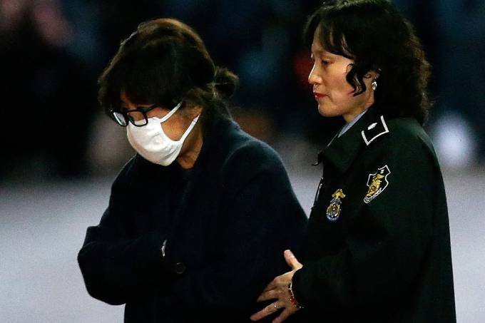 Polícia prendeu Chung Yoo-ra, filha da "Rasputina" sul-coreana, na Dinamarca, depois que ela foi acusada de permanecer na Europa de forma ilegal