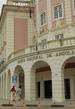 O governador do Banco Nacional de Angola, Valter Filipe, chefia uma delegação que se deslocou a França