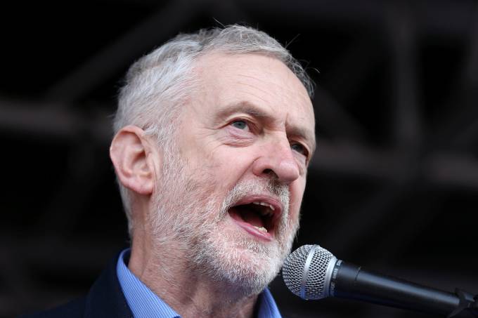 Jeremy Corbyn lançou-se como candidato antiestablishment na eleição antecipada convocada pela primeira-ministra Theresa May para junho