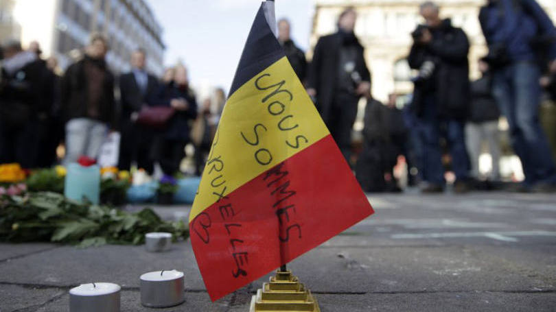 Atentado: bandeira belga com dizeres "Somos todos Bruxelas", em memorial na Praça principal de Bruxelas