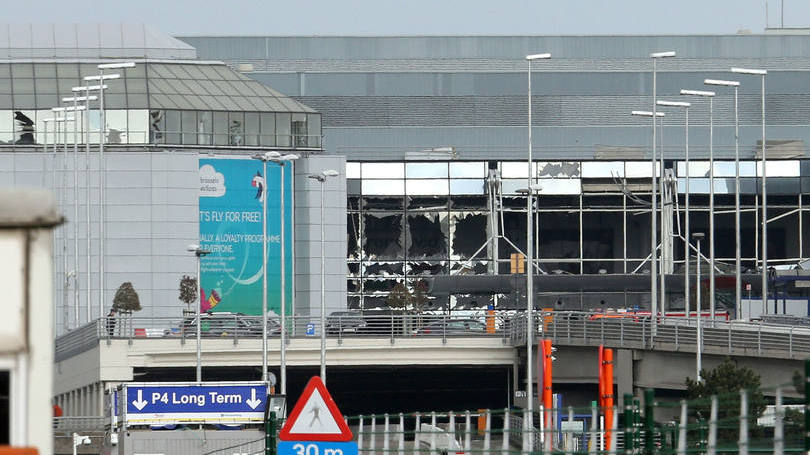 Vidros quebrados no aeroporto de Bruxelas em razão de atentados do dia anterior 22 de março: os dois ataques mataram 35 pessoas