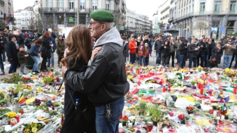Casal se abraça em meio a homenagem às vítimas dos atentados da Bélgica, em Bruxelas