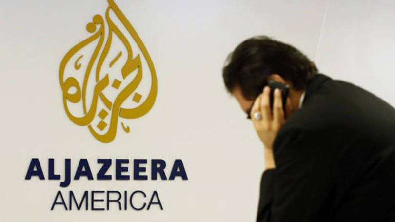 Homem trabalhando em uma mesa na sede do canal Al Jazeera America: a rede desembolsou 500 milhões de dólares para comprar, no fim de 2012, o pequeno canal a cabo Current TV