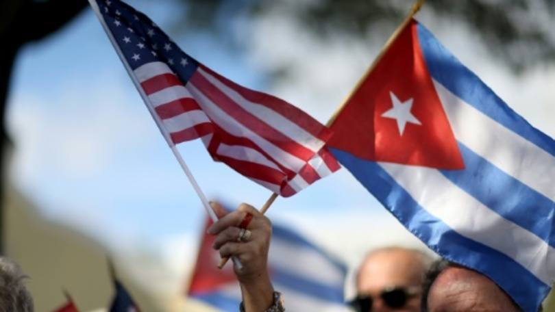 Bandeiras de Estados Unidos e Cuba: "tenho que sair após 49 anos vivendo no país", disse Sánchez