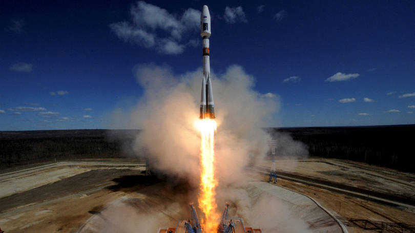 Rússia

Foto mostra o momento de lançamento do foguete Soyuz 2.1a no cosmódromo de Vostochny, marcando a inauguração de uma nova base, que custou entre 4 e 5,3 bilhões de euros aos cofres do país.

O foguete tem como objetivo colocar três satélites científicos em órbita e, segundo a agência espacial russa, seu lançamento foi um sucesso.