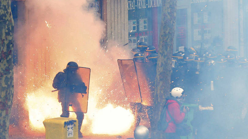 França

Polícia francesa entra em confronto com manifestantes em Paris. As ruas da França estão pegando fogo por conta de protestos contra uma reforma trabalhista proposta pelo governo. Nas demonstrações de quinta-feira, 78 policiais ficaram feridos e 214 pessoas foram detidas.