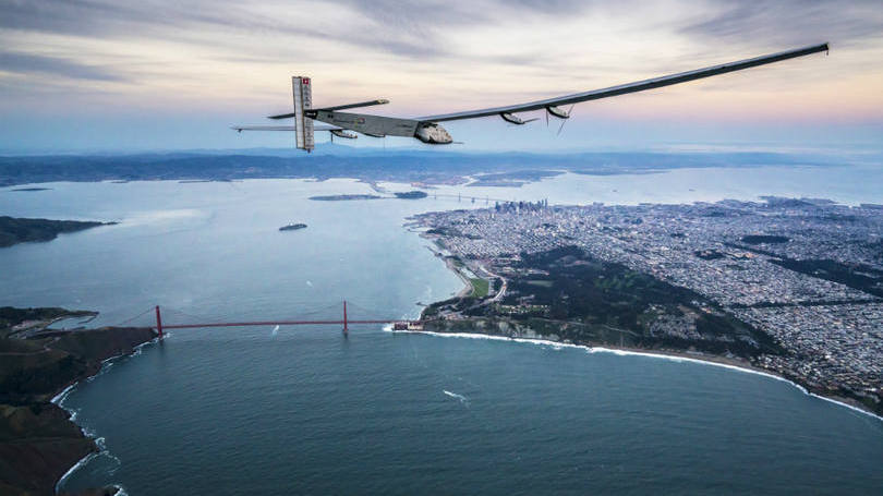 Estados Unidos

O avião Solar Impulse é visto sobrevoando a cidade de São Francisco, na Califórnia, antes de seguir para o Havaí completando 62 horas de voo.