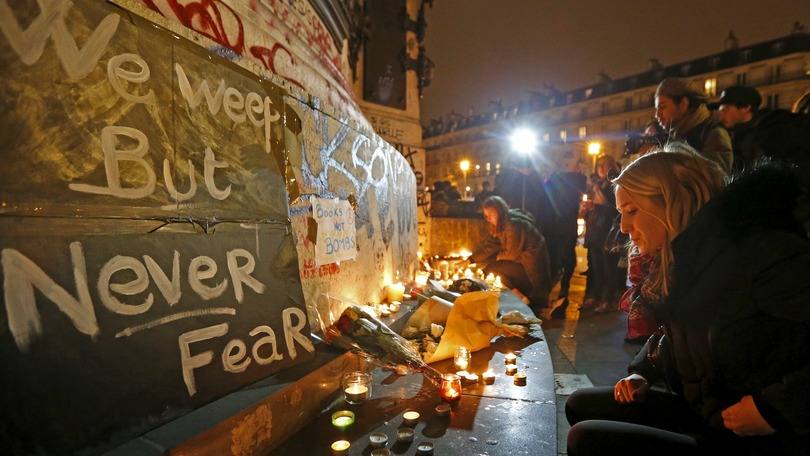 Pessoas prestam homenagens nas proximidades dos locais onde ocorreram atentados em Paris: as autoridades belgas têm 10 pessoas detidas por suspeita de envolvimento com Abdeslam