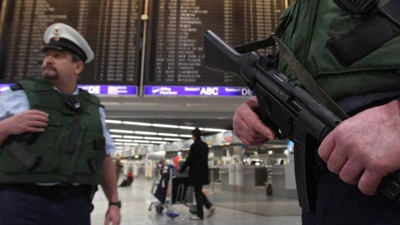 Policiais no aeroporto de Frankfurt: o cidadão alemão, identificado como Tarik Suleyman, foi detido na quinta-feira