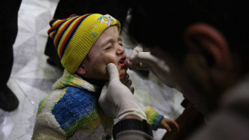 Criança recebe vacina: "Algumas morreram por desnutrição, outros por falta de medicamentos"