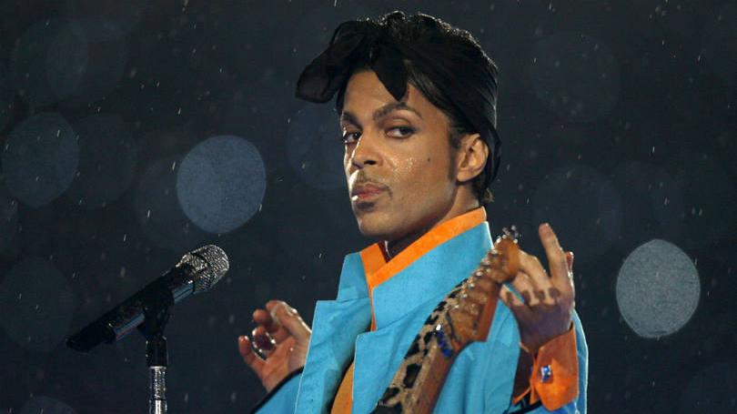 Estados Unidos

O artista Prince é visto nessa foto de arquivo. Nesta semana, a autopsia revelou que a causa da morte do músico foi overdose de opiáceos. Ele foi encontrado incosciente no dia 21 de abril em um elevador e morreu momentos depois.