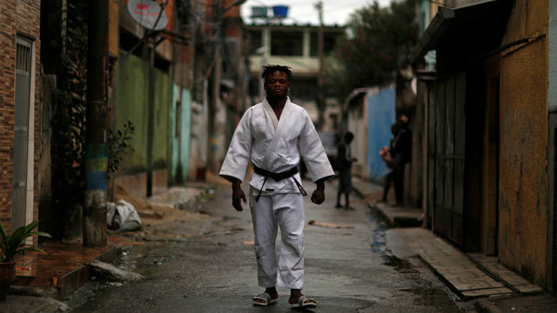 Brasil

Popole Misenga, refugiado da República Democrática do Congo é fotografado na favela onde mora no Rio de Janeiro. Ele irá disputar os Jogos Olímpicos no judô sob a bandeira olímpica na primeira equipe formada por refugiados. 
