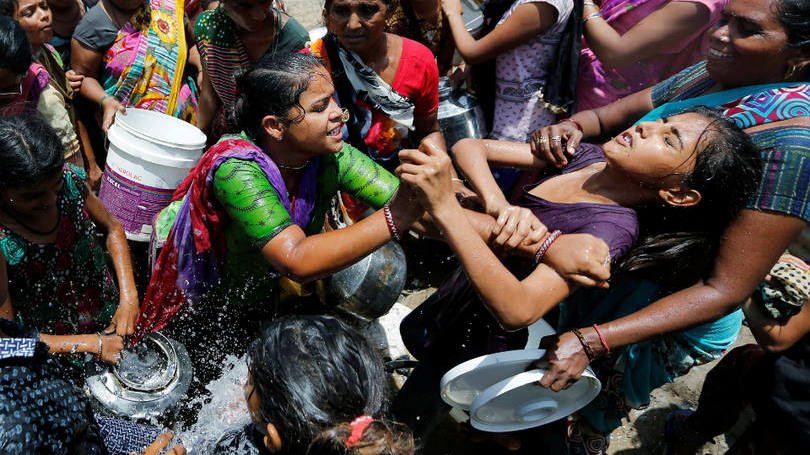 Índia

Na Índia, a seca e o calor fazem com que o acesso à água potável se torne cada vez mais competitivo. Nessa imagem, pessoas disputam cada gota em uma fonte localizada em Ahmedabad.