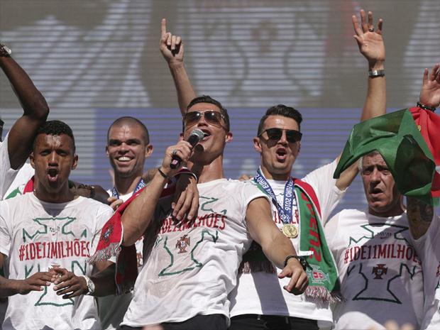 Depois conquistar primeiro título europeu de sua história, jogadores de Portugal foram tido como heróis no retorno ao País