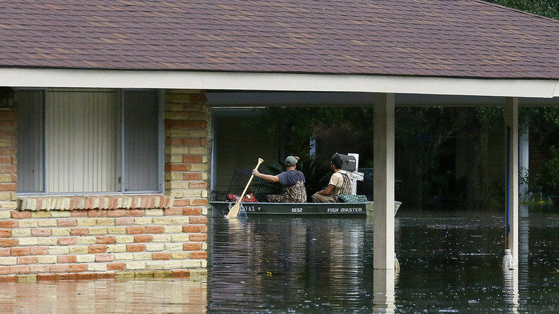 Moradores abandonam suas casas de barco devido a enchente na cidade de Ascension Parish, em Louisiana, Estados Unidos