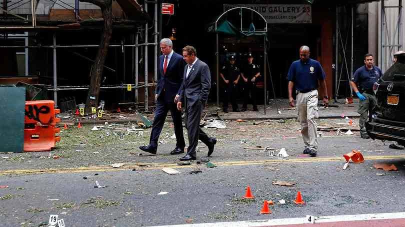 Governador de NY, Andrew Cuomo, e o prefeito da cidade, Bill de Blasio em caminhada no local da explosão: investigações consideram o incidente como "ato de terrorismo"