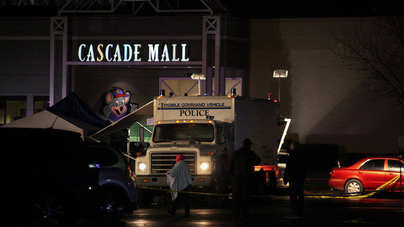 Polícia chegando ao Cascade Mall, onde um homem armado com uma espingarda abriu fogo e deixou pelo menos 4 mortos