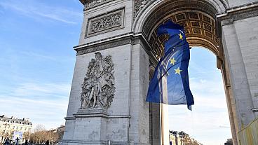 Oposição de Macron critica bandeiras europeias em monumentos de França