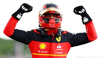 Sainz vence, mas a tática da Ferrari no banco dos réus novamente