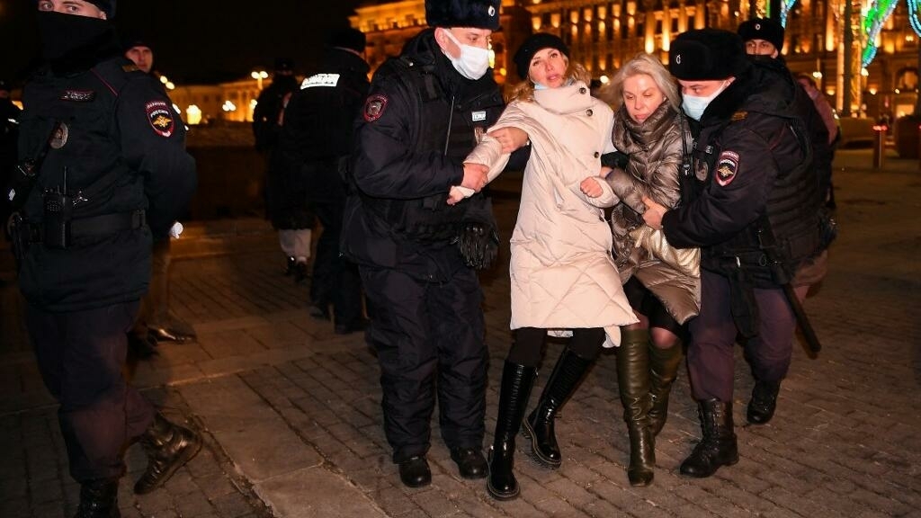 Russos que protestavam contra a guerra na Ucrânia foram presos