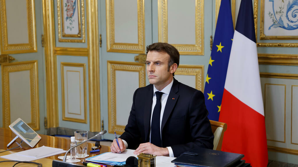 Emmanuel Macron candidata-se a um 2° mandato numa "carta dirigida aos franceses"