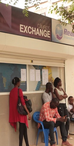 Preço do dólar no mercado de rua de Luanda segue em alta