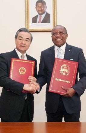 Angolanos e chineses desdramatizam dívida
