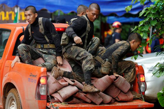Chuva impede busca de jovens presos em caverna na Tailândia