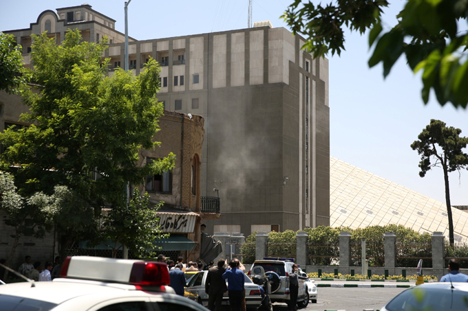 Ataques contra o Parlamento iraniano e o mausoléu do Aiatolá Ruhollah Khomeini, reivindicados pelo EI, mataram 12 pessoas e deixaram 39 feridos