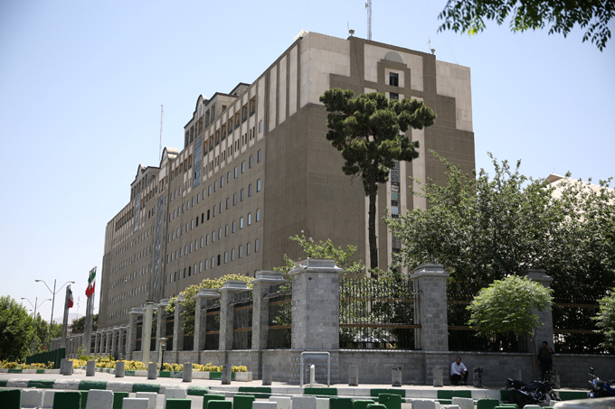 Operações de segurança se prologaram devido ao grande número de civis retidos na sede parlamentar, situada no centro de Teerã