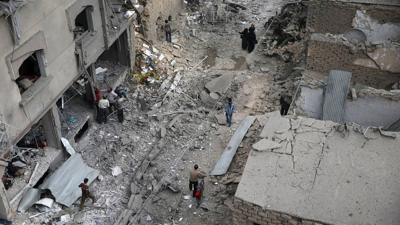 Destruição causada por ataque com foguetes em Duma, na Síria