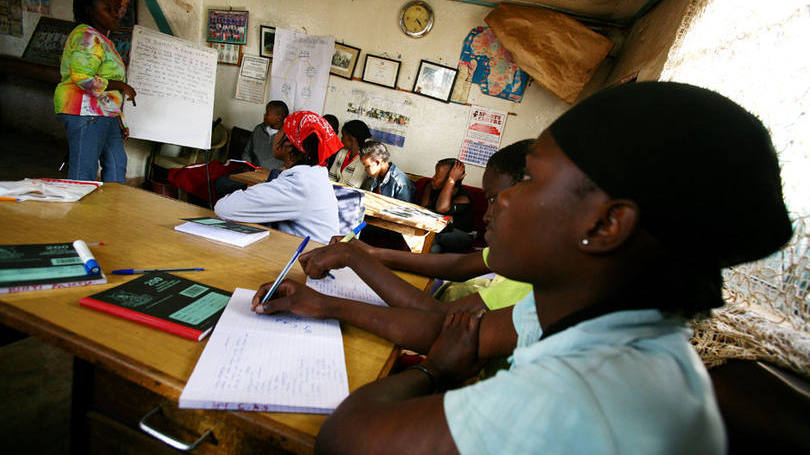 Jovens na África: concessão de bolsas de estudos provocou um intenso debate na África do Sul