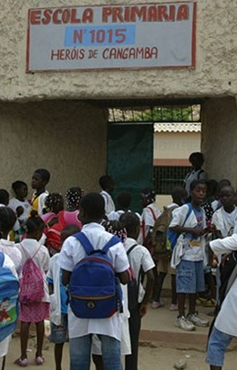 Professores que não sabem escrever entre 20 mil funcionários públicos angolanos "fantasma"