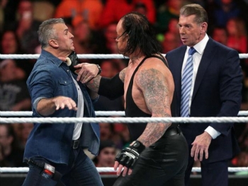 Undertaker ataca Shane McMahon; Roman Reigns retorna e brutaliza Triple H