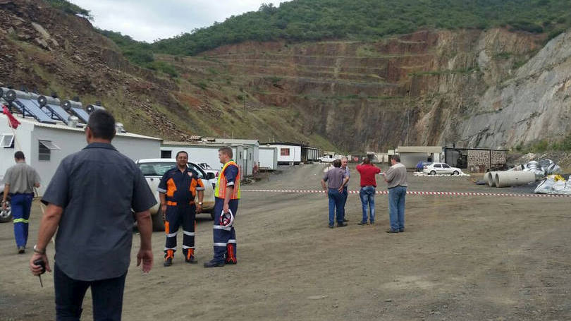 Acidente: soldados dos serviços de emergências continuam com os trabalhos de resgate para tirar os mineiros preso