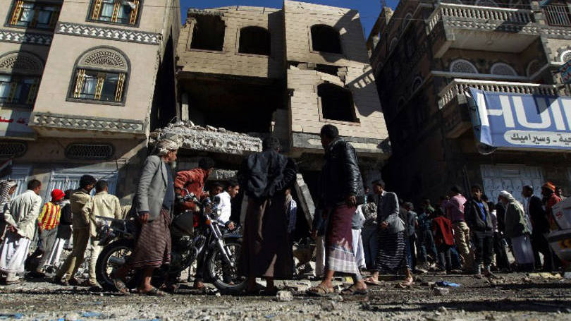 Bombardeio: os dois andares da casa afundaram e os socorristas tiraram os corpos de uma mulher e de uma criança