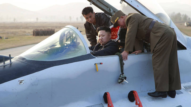 Kim Jong Un em avião militar na Coreia do Norte: imagens da TV estatal norte-coreana mostraram ainda o foguete Kwangmyongsong em uma nova torre de lançamento