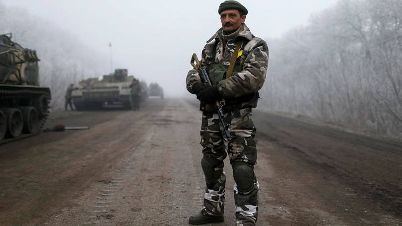 Ucrânia: o micro-ônibus tentou ultrapassar os veículos que esperavam sua vez de passar no posto de controle pelo acostamento