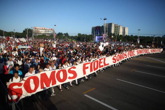 Milhares de pessoas marcharam hoje pela emblemática Praça da Revolução de Havana desfraldando bandeiras cubanas e cartazes de lembrança a Fidel
