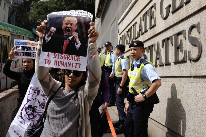 Cerca de 200 pessoas convocadas pela Aliança Internacional de Migrantes de Hong Kong voltaram neste domingo às ruas da ilha para protestar contra Trump