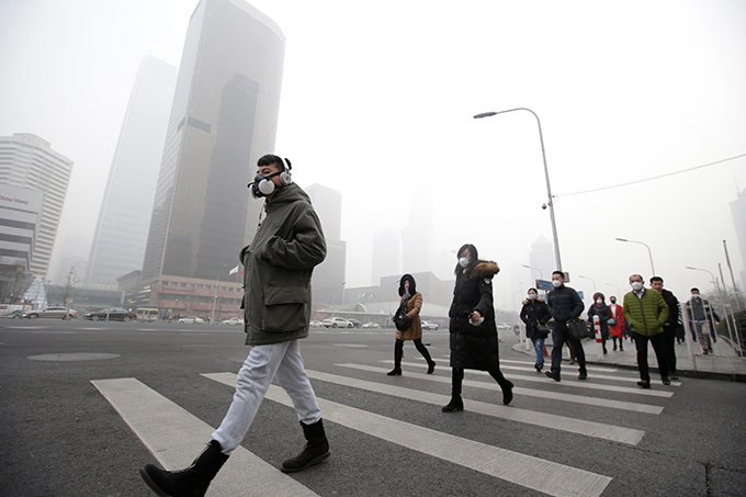 Apesar das promessas de combate à poluição, partes do norte e centro da China foram engolidas por uma espessa fumaça neste inverno