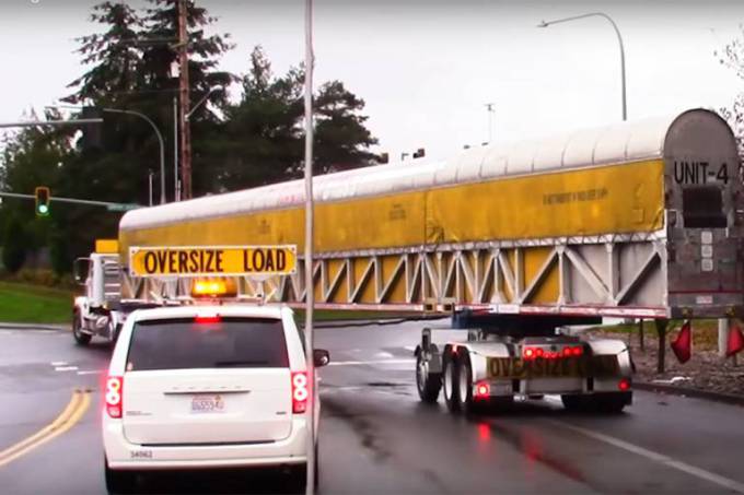 Curioso sistema é formado por caminhão acoplado aos eixos de trás da carreta, que controla os movimentos da carroceria durante o trajeto