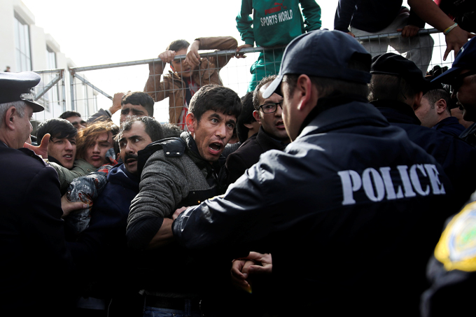 Cerca de 1.600 pessoas, a maioria afegãs, estão acampadas no antigo terminal do aeroporto de Atenas