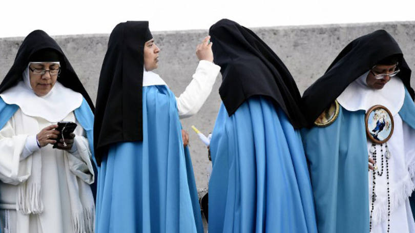 Visita do papa: Francisco se aproximou da arquibancada e cumprimentou as centenas de pessoas que foram vê-lo chegar