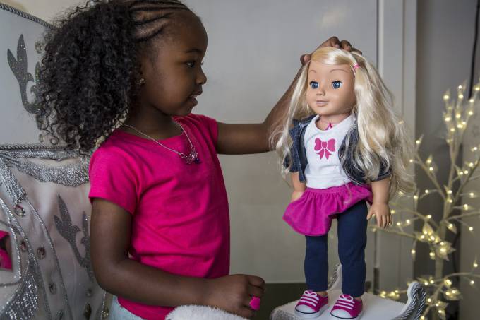 Apesar de não ter ornado o recolhimento dos modelos comprados, as autoridades assumem que os pais serão "responsáveis" e que desativarão a boneca