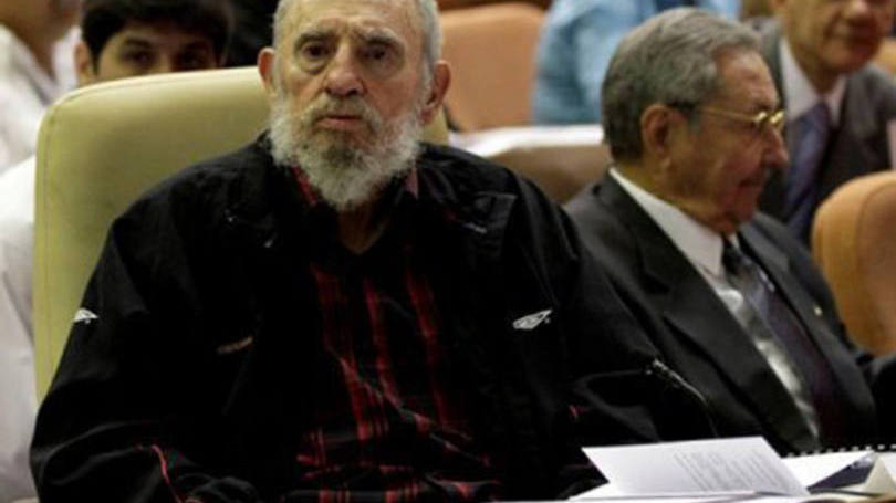 Fidel e Raúl Castro: irmão mais velho dos líderes cubanos morreu em Havana, aos 91 anos