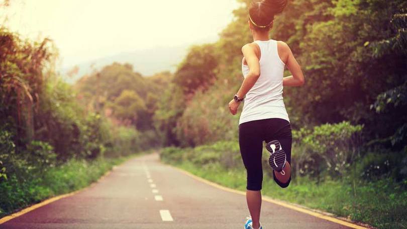 Mulher faz exercício: correr pode aumentar o número de células cerebrais